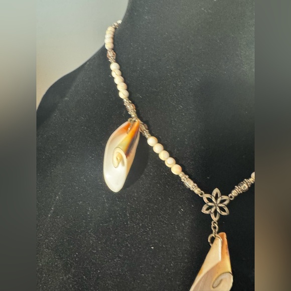 Gorgeous 16” Seashell Necklace with Clear, white and silver beads. (D-N) - Picture 3 of 6